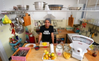 Lieblingsplatz: Cyril in seiner Küche. Foto: Ina Richter