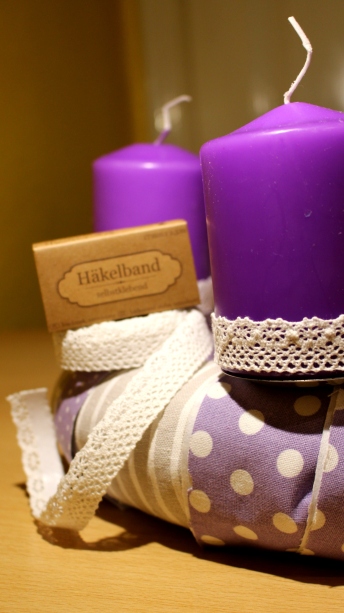 Selbstklebendes Häkelband schmückt die Kerze und verleiht ihr einen edlen Touch. Foto: Mareike Köster